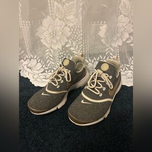 Nike Womens Presto Fly size 6